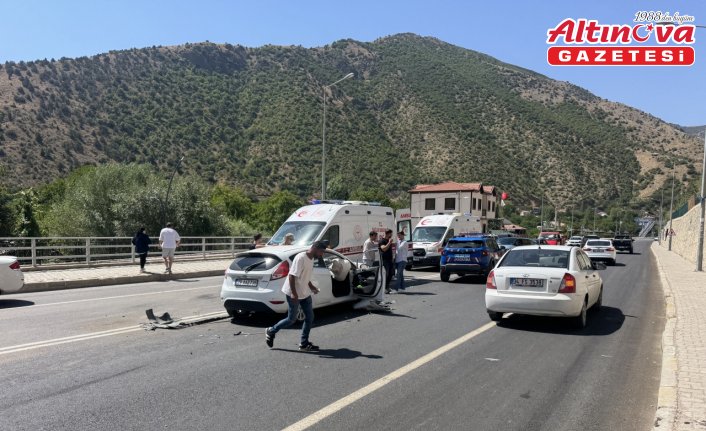 Gümüşhane'de iki otomobilin çarpıştığı kazada sürücüler yaralandı