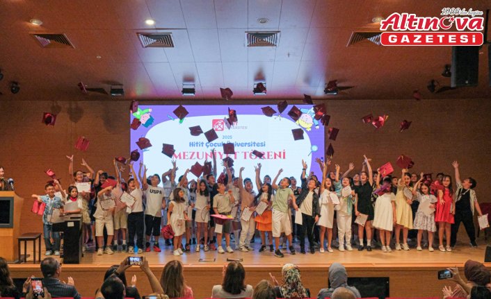 Hitit Çocuk Üniversitesine katılan öğrenciler kep attı