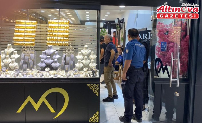 Karabük'te boncuk atan tabancayla kuyumcu soygunu girişimi kamerada