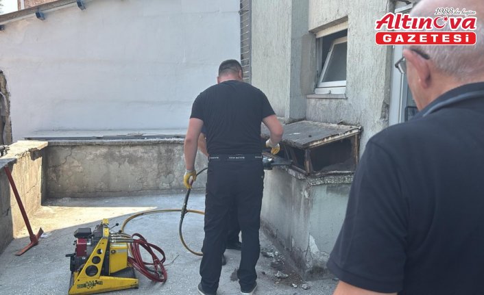 Karabük'te havalandırma boşluğuna düşen kedi kurtarıldı