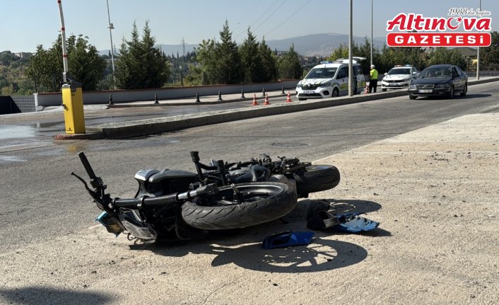 Karabük'te otomobille çarpışan motosikletteki 2 kişi yaralandı