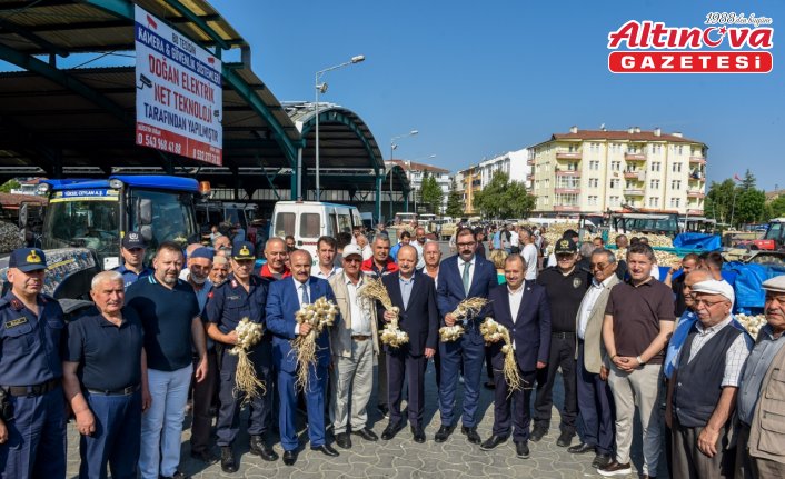 Kastamonu Valisi Dallı ve Milletvekili Uluay sarımsak pazarını ziyaret etti