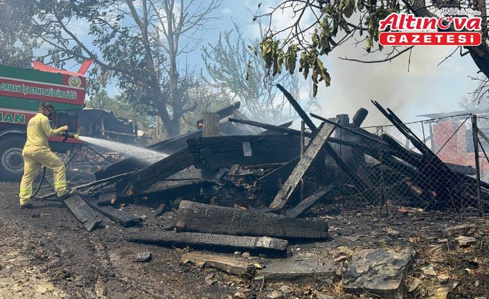 Kastamonu'da çıkan yangında ev ve ahır kullanılamaz hale geldi