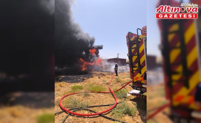 Mardin'de plastik boruların depolandığı alanda çıkan yangın söndürüldü