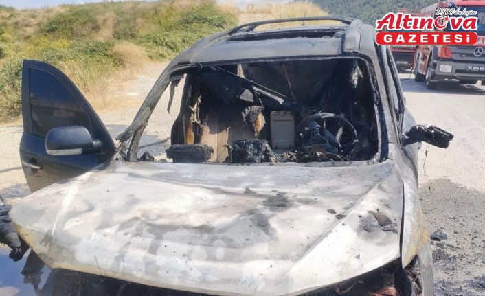 Samsun'da alev alan otomobil kullanılamaz hale geldi