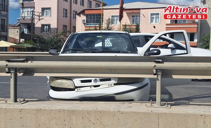 Bafra'da kamyonla çarpışan otomobildeki yolcu yaralandı