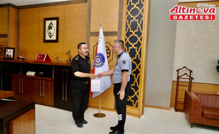 Samsun'da yaşlı adamın 780 bin lira dolandırılmasını önleyen güvenlik görevlisi ödüllendirildi