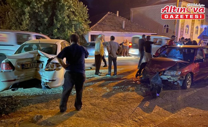 Sinop'ta iki otomobilin çarpıştığı kazada 8 kişi yaralandı