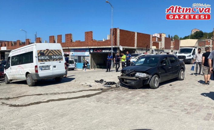 Sinop'ta otomobil ile minibüsün çarpıştığı kazada 4 kişi yaralandı