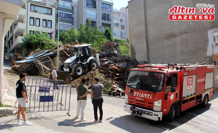 Sinop'ta yıkılma riski bulunan tarihi metruk bina çöktü
