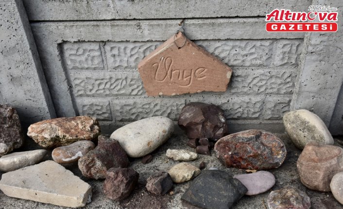 Tarihi yapılardaki motif ve simgeleri işlediği taşları bahçesinde sergiliyor