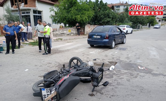 Taşova'da otomobil ile çarpışan motosikletin sürücüsü yaralandı