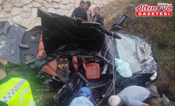 Tokat'ta devrilen otomobildeki 2 kişi öldü, 3 kişi yaralandı