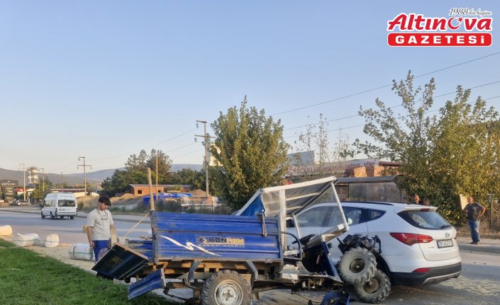 Tokat'ta otomobille çarpışan tarım aracının sürücüsü yaralandı