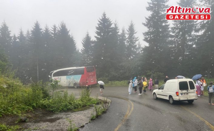 Trabzon'da otobüsün elektrik direğine çarptığı kazada 2 kişi yaralandı