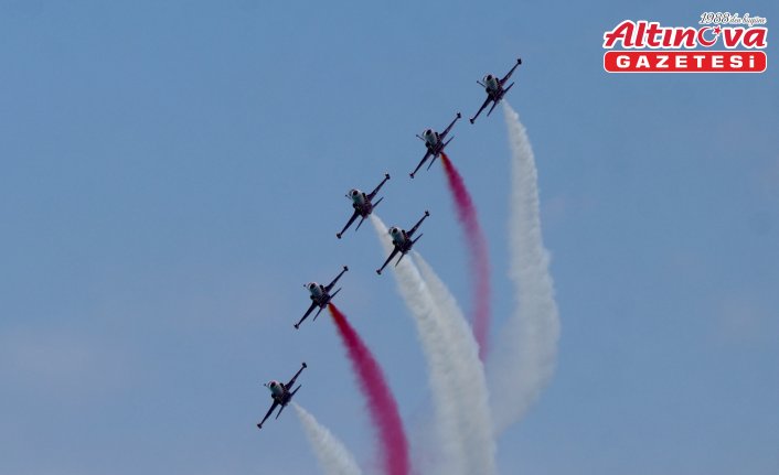 Trabzon'da Türk Yıldızları gösteri uçuşu yaptı