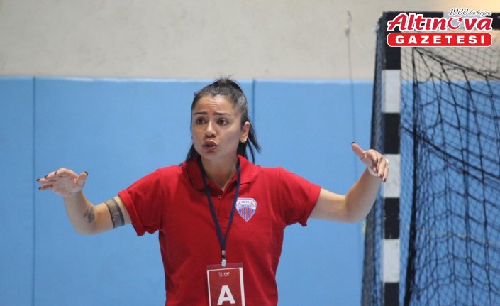 Trabzonlu kadın hentbolcu, işitme engelli sporcuların antrenörlüğünü yapıyor