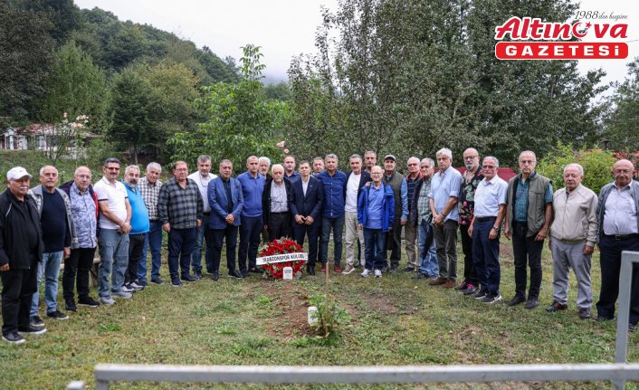 Trabzonspor Kulübünün kurucu üyelerinden Nizamettin Algan, mezarı başında anıldı