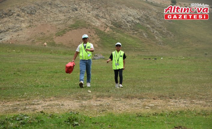 Yaylada çöpleri toplayan iki kardeş 
