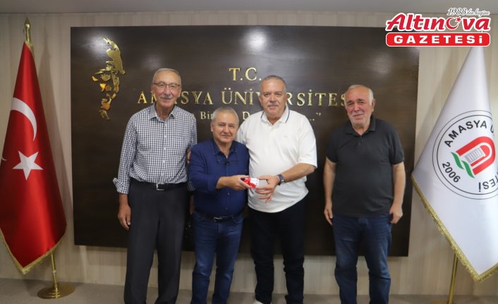 Amasya'da 65 yaşındaki üniversite öğrencisine kimlik belgesi törenle verildi