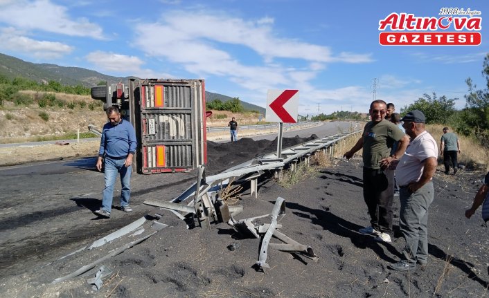 Amasya'da devrilen kömür tozu yüklü tırın sürücüsü yaralandı