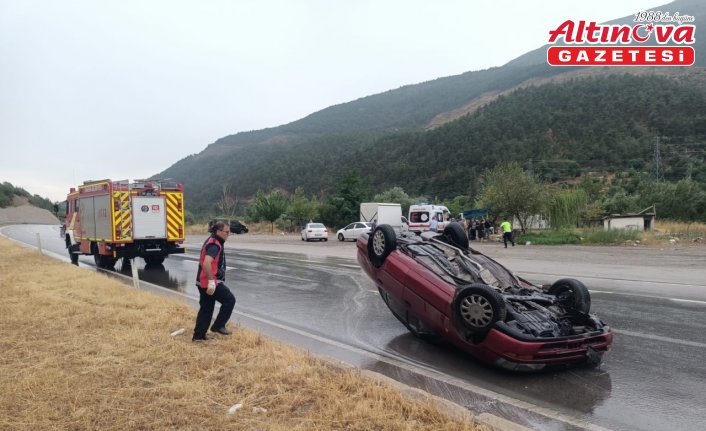Amasya’da devrilen otomobildeki 2 kişi yaralandı