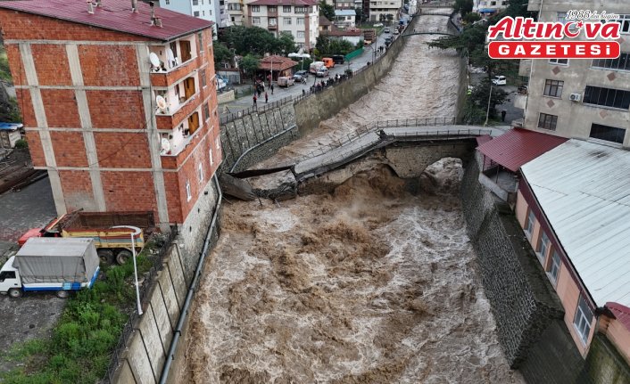 Artvin Borçka'da tarihi kesmetaş köprü yoğun yağış nedeniyle çöktü