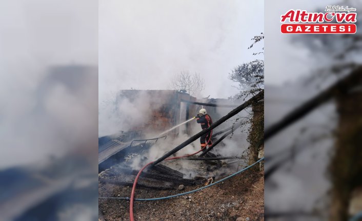Artvin'de çıkan yangında 4 ev kullanılamaz hale geldi