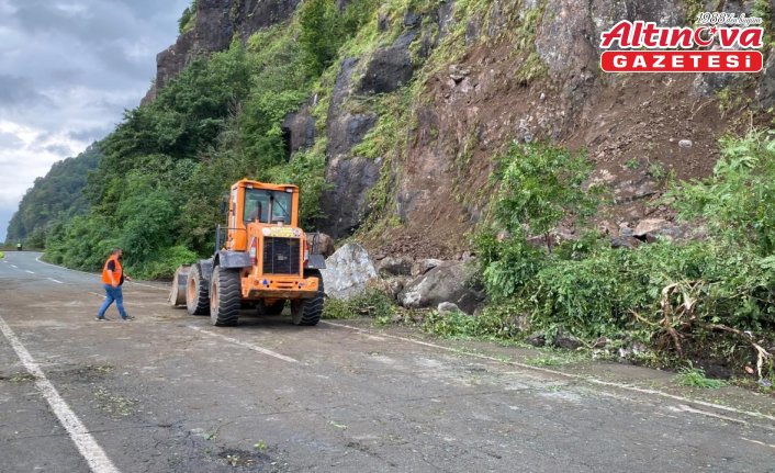 Artvin'de heyelan nedeniyle Karadeniz Sahil Yolu ulaşımında aksama yaşandı