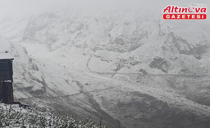 Artvin'de yaylalara kar yağdı
