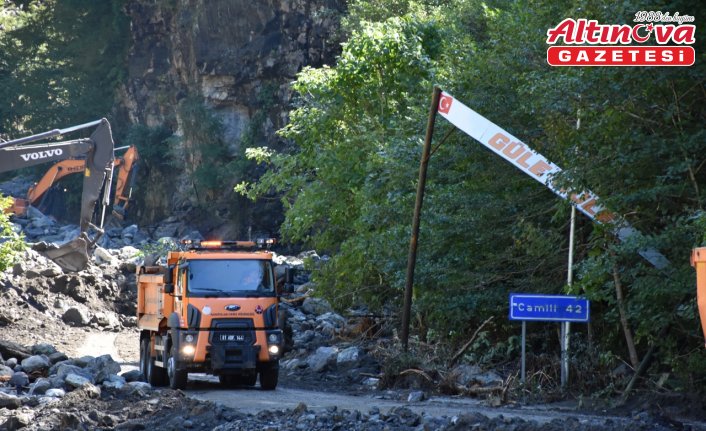 Bakanlar Uraloğlu ve Bak, Artvin'de selden etkilenen bölgelerdeki çalışmaları inceledi