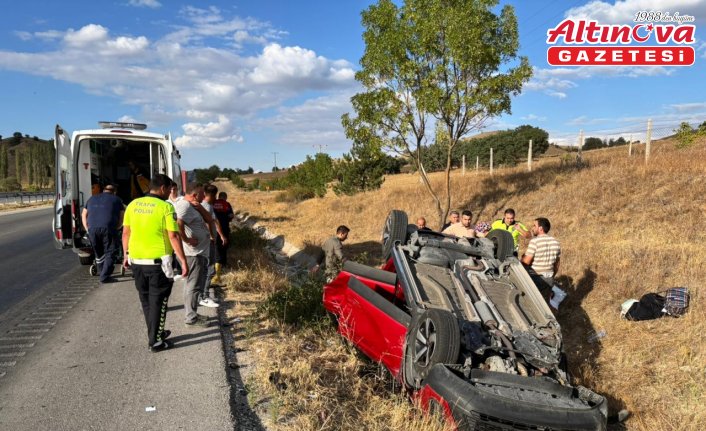 Çorum'da devrilen otomobildeki 2 kişi yaralandı