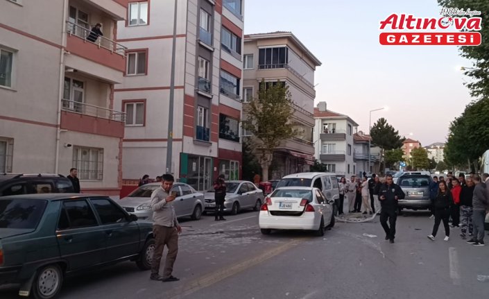 Çorum'da üç aracın çarpıştığı kazada 4 kişi yaralandı