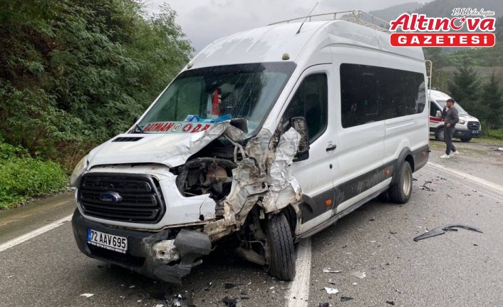 Giresun'da iki minibüsün çarpışması sonucu 10 fındık işçisi yaralandı