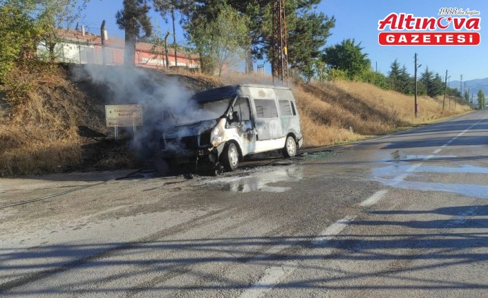 Gümüşhacıköy’de işçi servisi minibüsünde çıkan yangın söndürüldü
