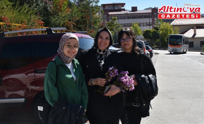 Gümüşhane Üniversitesi'nde öğrenciler çiçekler ile karşılandı