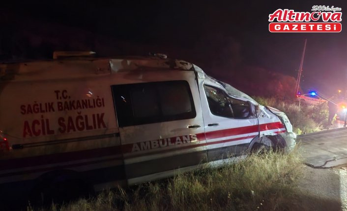 Gümüşhane'de devrilen ambulanstaki 3 sağlık personeli yaralandı