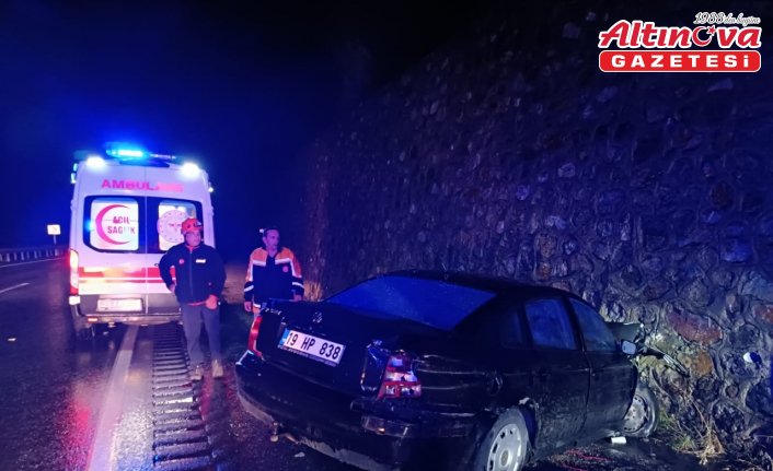 Gümüşhane'de istinat duvarına çarpan otomobildeki 3 kişi yaralandı