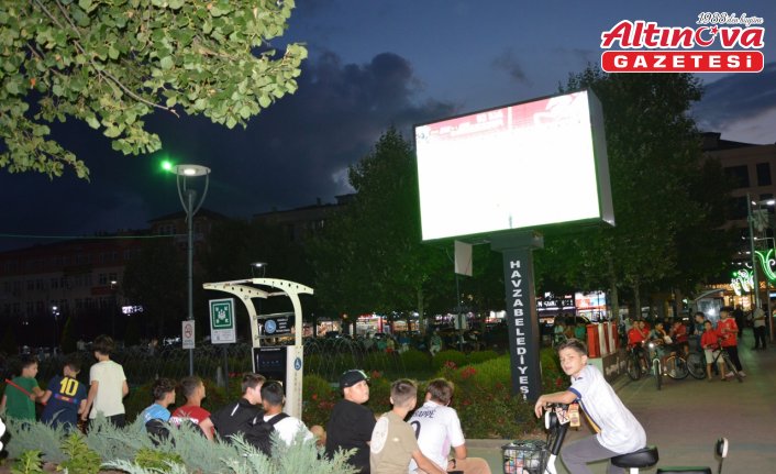 Havza'da Gürcistan-Türkiye maçı dev ekrandan izlendi