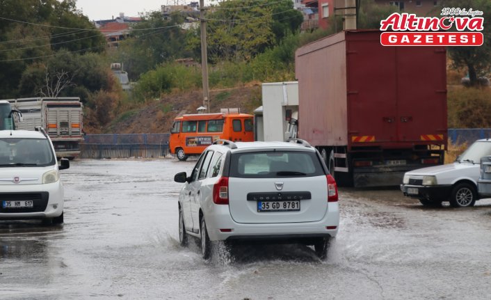 İzmir'de patlayan su borusunun onarılmamasına mahalleliden tepki