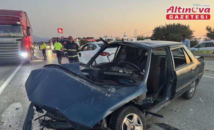 Kastamonu'da bariyere çarpan otomobildeki 5 kişi yaralandı