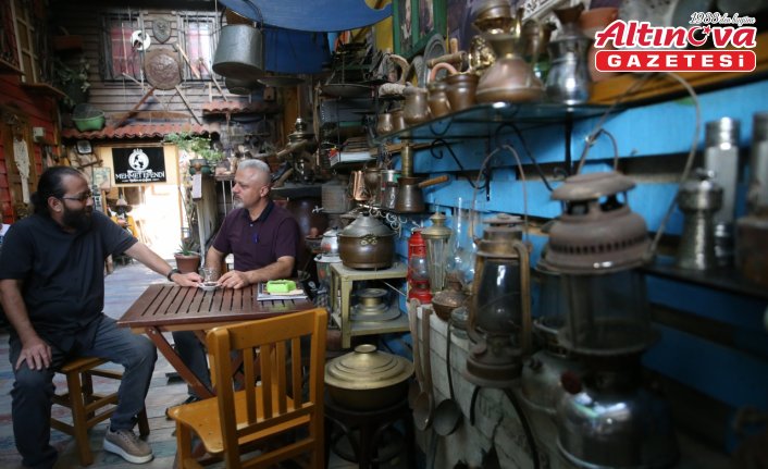 Ordu'da çay ocağında sergilenen eski eşyalar müşterilerin dikkatini çekiyor