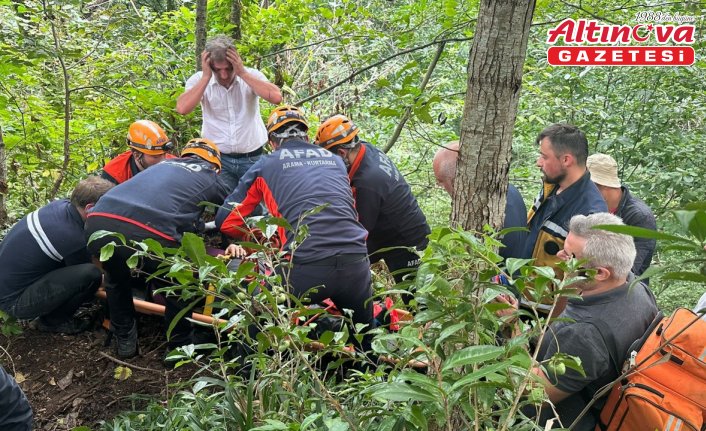 Rize'de çay bahçesinde düşerek ayağı kırılan kişiyi ekipler kurtardı