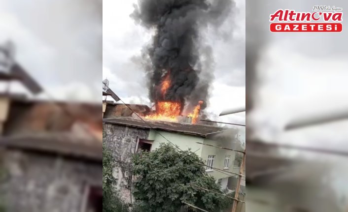 Samsun'da bir evin çatısında çıkan yangın hasara neden oldu