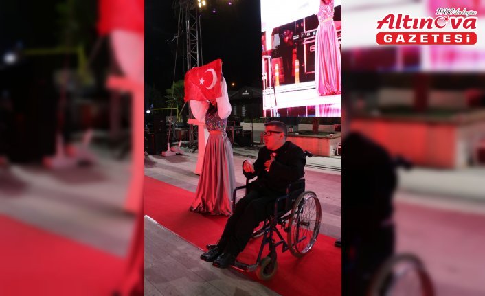 Samsun'da “Engelsiz Işıklar Havuz Başı Defilesi“ düzenlendi