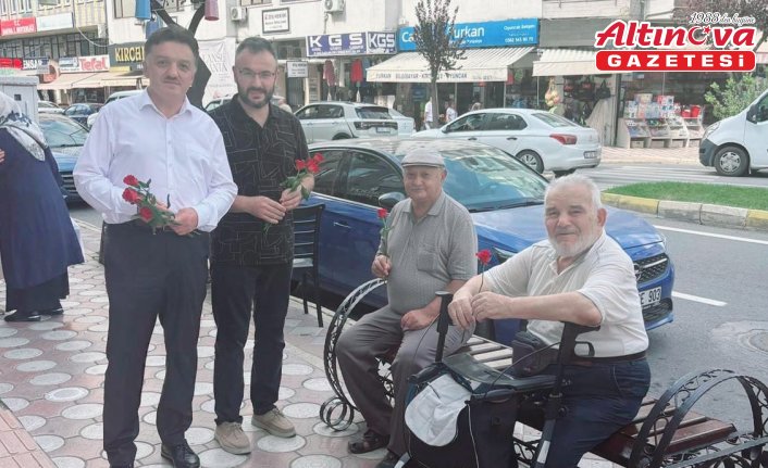 Bafra'da vatandaşlara gül ve hadis kartelası dağıtıldı