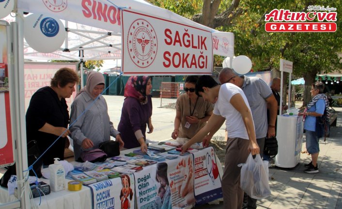 Sinop'ta kurulan Sağlık Sokağı'nda vatandaşlar bilgilendiriliyor