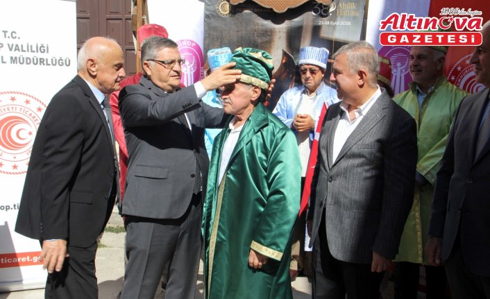 Sinop'ta “Türkiye'de yılın ahisi“ seçilen esnafa ahi kaftanı giydirildi