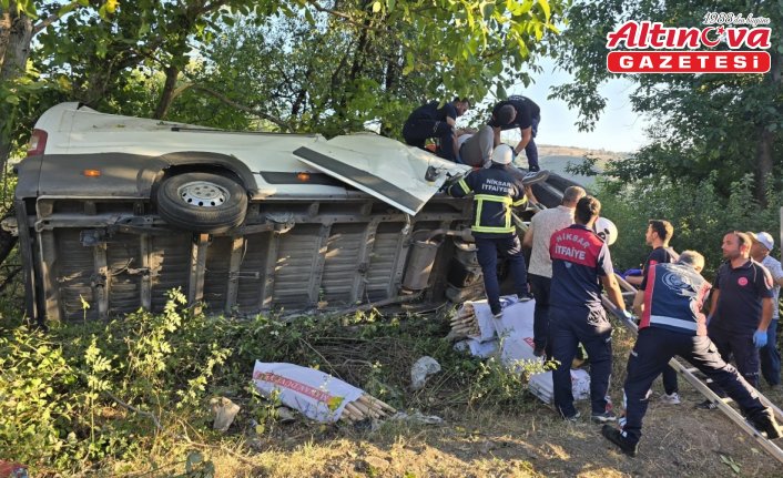 Tokat'ta devrilen minibüsteki 2 kişi yaralandı