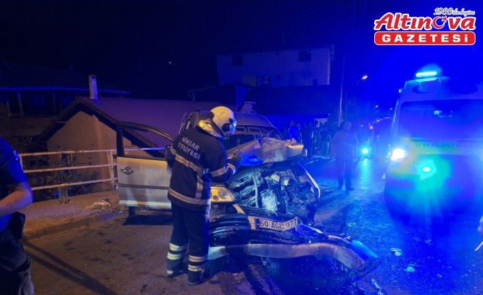 Tokat’ta elektrik direğine çarpan araçtaki 3 kişi yaralandı